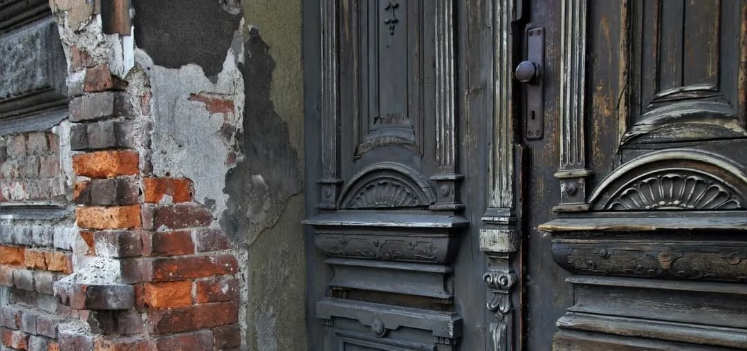 Kiedy budynek staje się zabytkiem? Poznaj kluczowe kryteria i proces