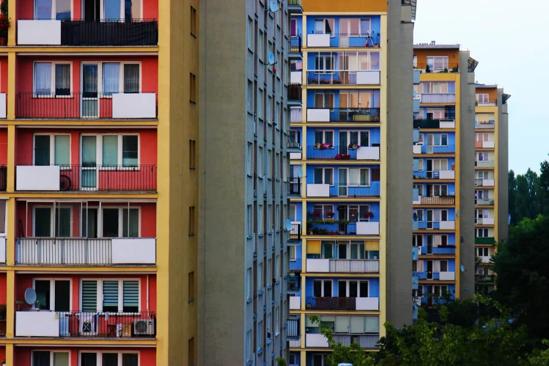 Ile kosztuje mieszkanie komunalne? Poznaj ukryte koszty i ceny